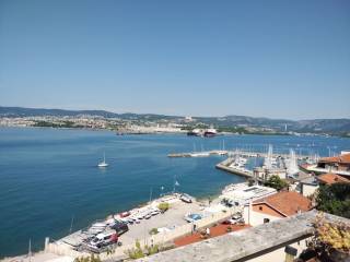 Intero stabile in vendita a muggia 
