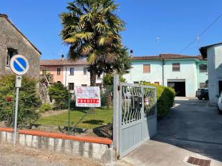 Casa indipendente in vendita a casteldidone via roberto ardigò