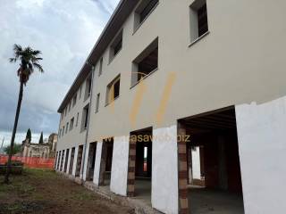 Intero stabile in affitto a san nicola la strada 
