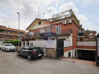 Garage in vendita a roma via gasperina, 185