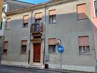 Intero stabile all'asta ad adria via terranova n. 14