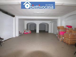 Negozio in affitto a sant'egidio alla vibrata via leonardo da vinci
