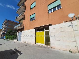 Negozio in affitto a caserta via fratelli correra, 25