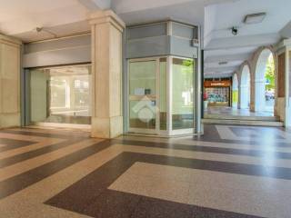 Negozio in affitto a salò piazza vittorio emanuele ii