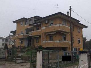 Intero stabile all'asta a taglio di po via terza strada n. 22