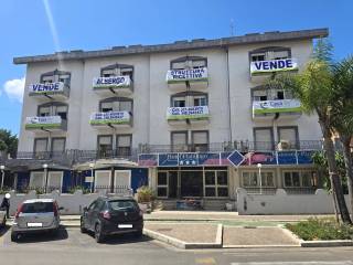 Intero stabile in vendita a gaeta corso italia