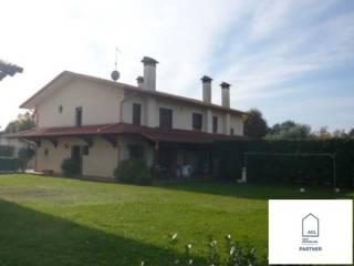 Villa bifamiliare all'asta a istrana via don francesco longato, 40
