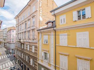 Appartamento in affitto a trieste via francesco crispi, 50