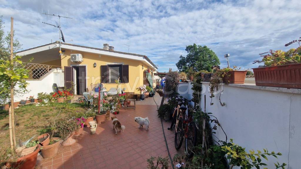 casa indipendente in vendita ad Aprilia in zona Cogna