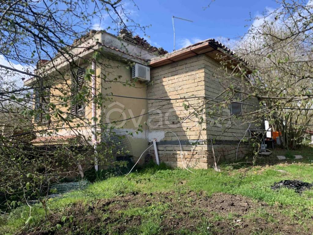 casa indipendente in vendita a Soriano nel Cimino