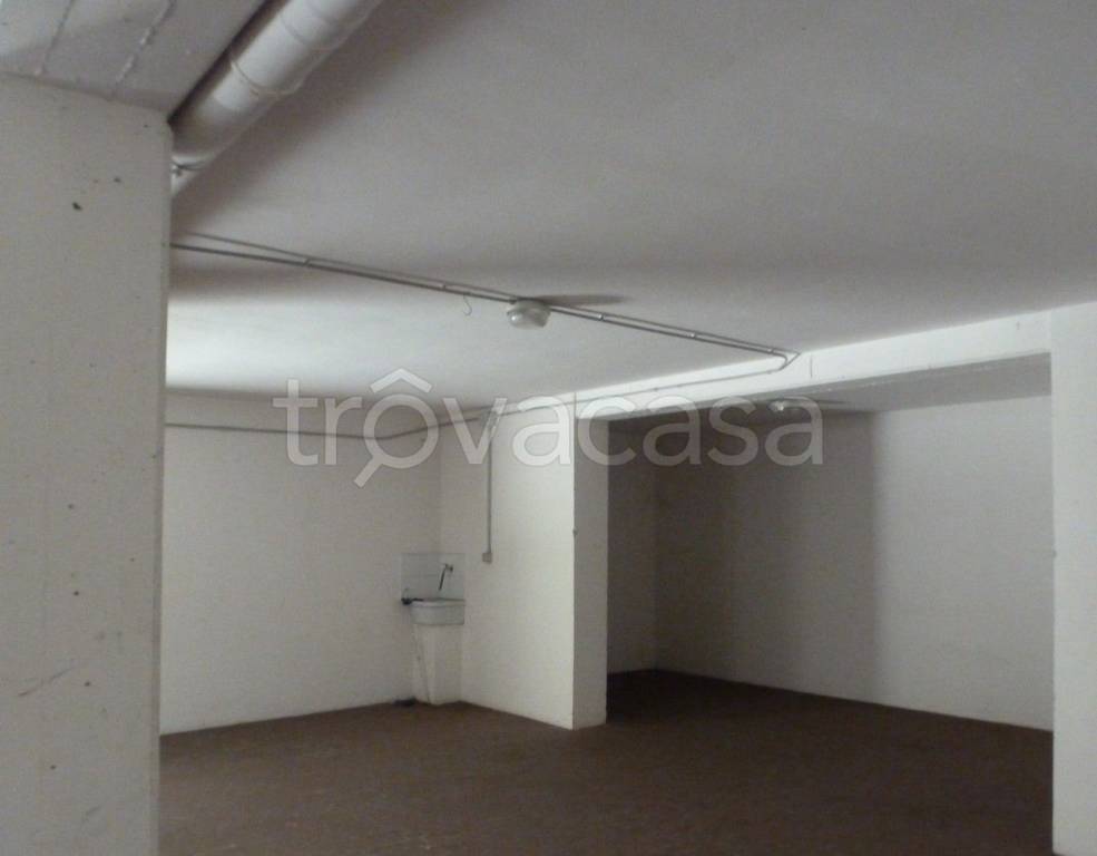 locale commerciale in vendita a Reggio nell'Emilia in zona Città Storica