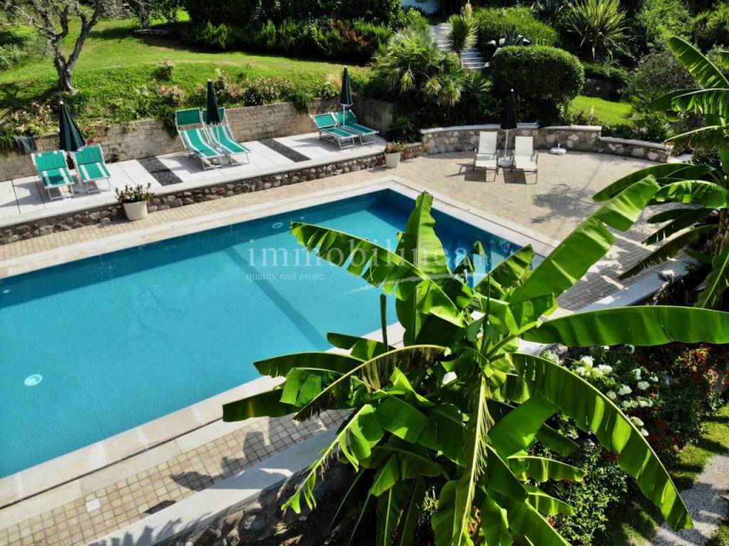 casa indipendente in vendita a Bardolino in zona Calmasino