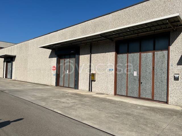 locale commerciale in vendita a Reggio nell'Emilia in zona Pieve Modolena
