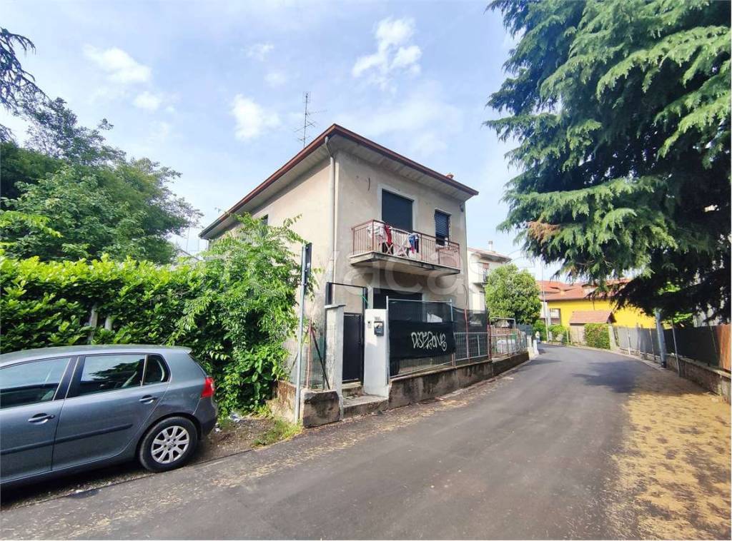 casa indipendente in vendita a Garbagnate Milanese in zona Bariana