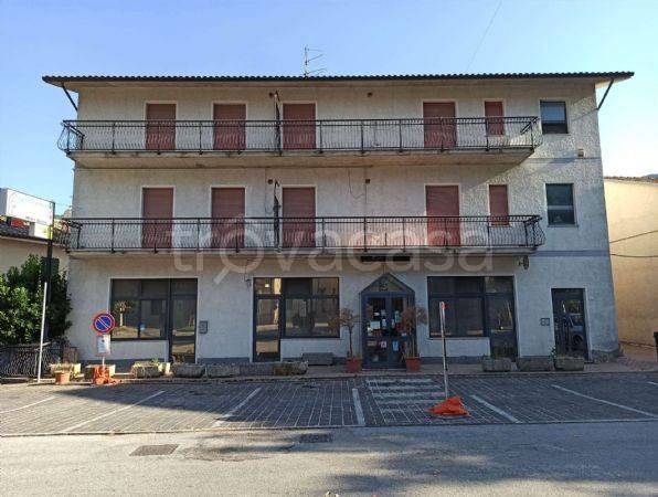 negozio in vendita a Fiuminata in zona Massa