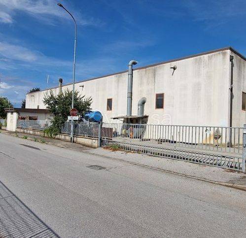 locale commerciale in vendita a Casalromano