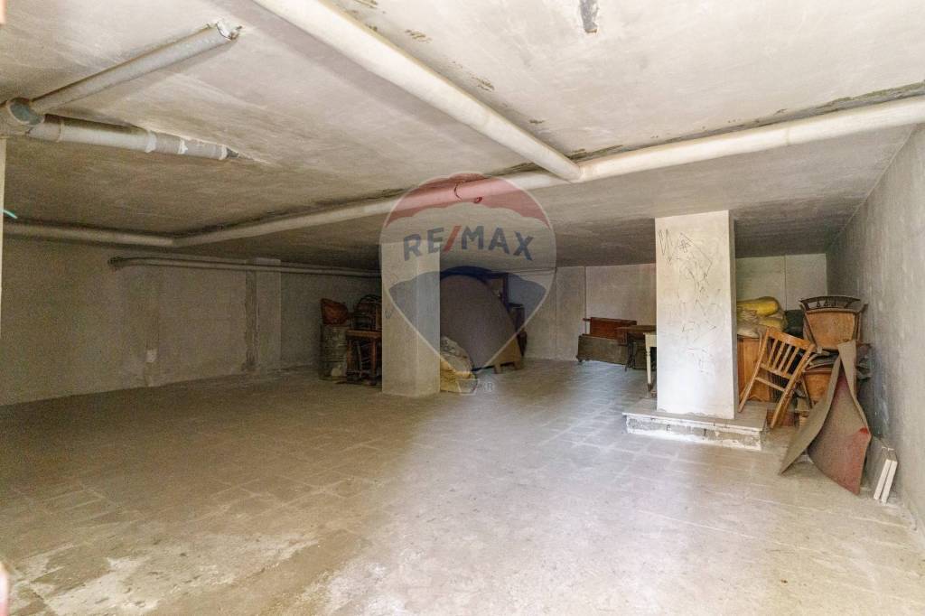 locale di sgombero in vendita a Gravina di Catania