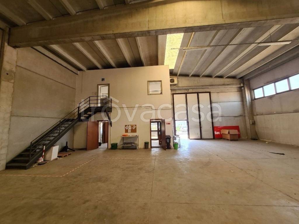 locale commerciale in vendita a Reggio nell'Emilia in zona Codemondo