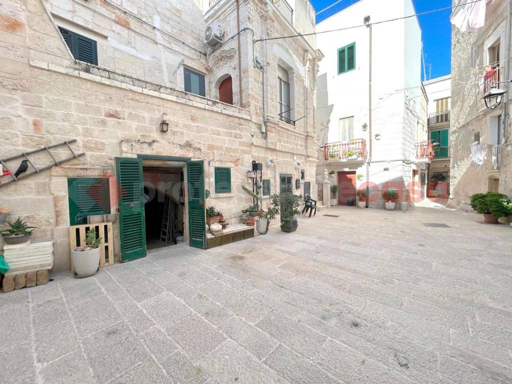 locale commerciale in vendita a Monopoli in zona Centro Storico