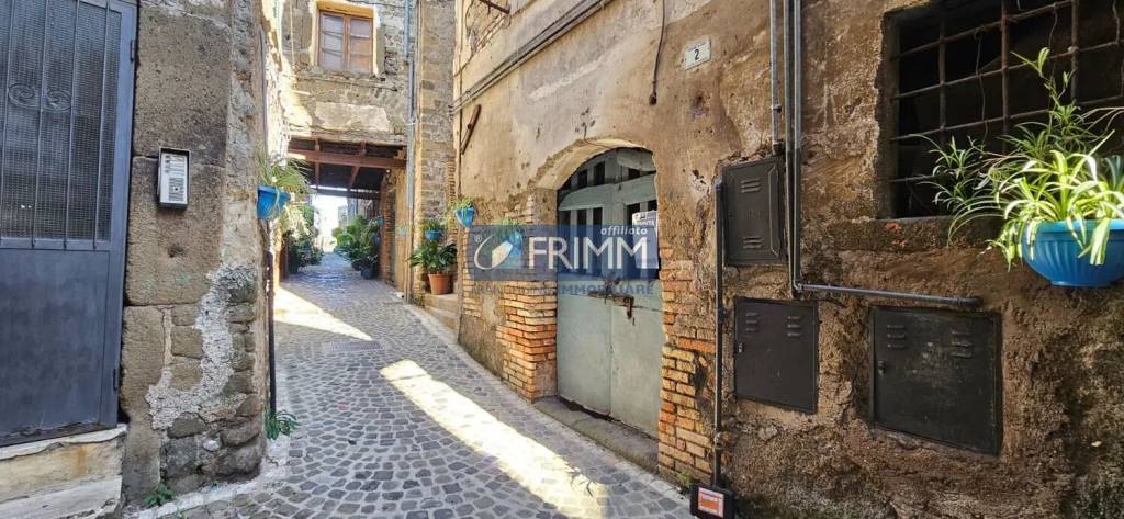 locale commerciale in vendita a Cave