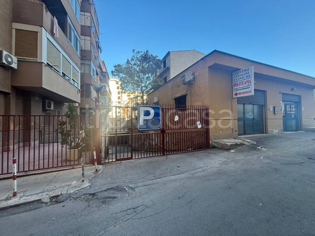 ufficio in vendita a Palermo in zona Zisa