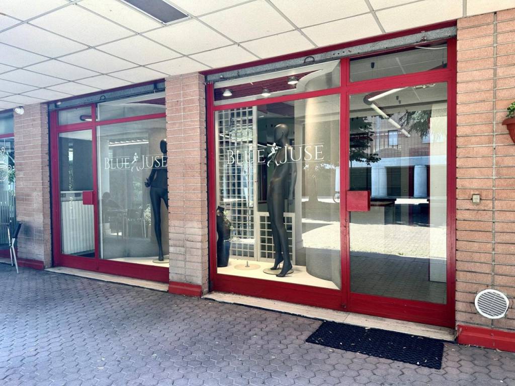 negozio in vendita ad Assago