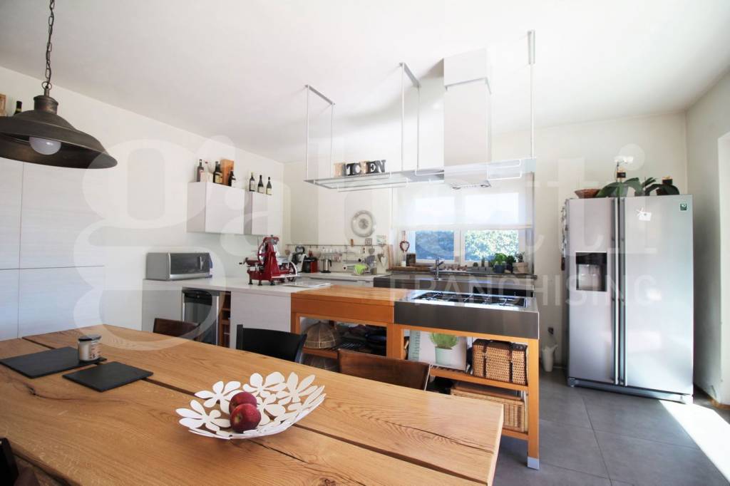 casa indipendente in vendita ad Oleggio