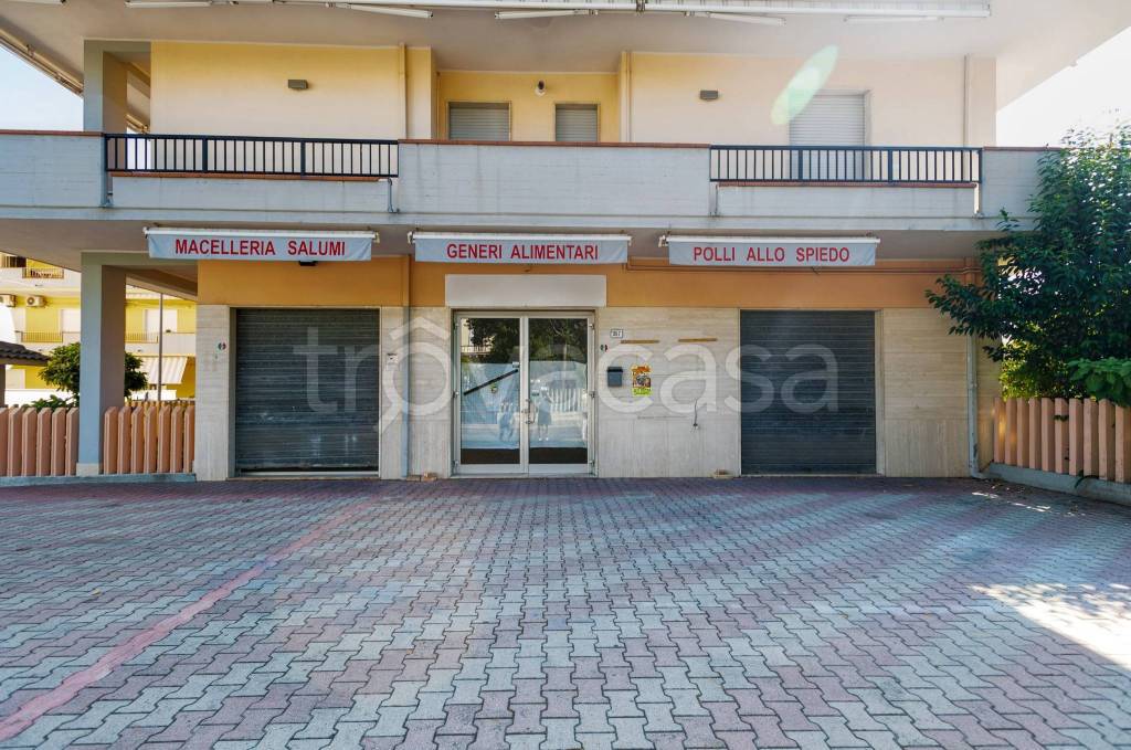 negozio in vendita a Silvi in zona Silvi Marina