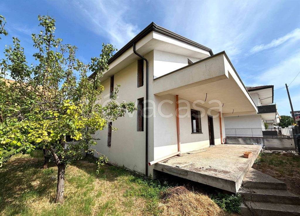 casa indipendente in vendita a Mondragone