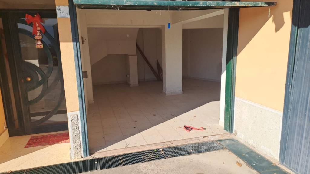 locale di sgombero in vendita a Baronissi in zona Saragnano