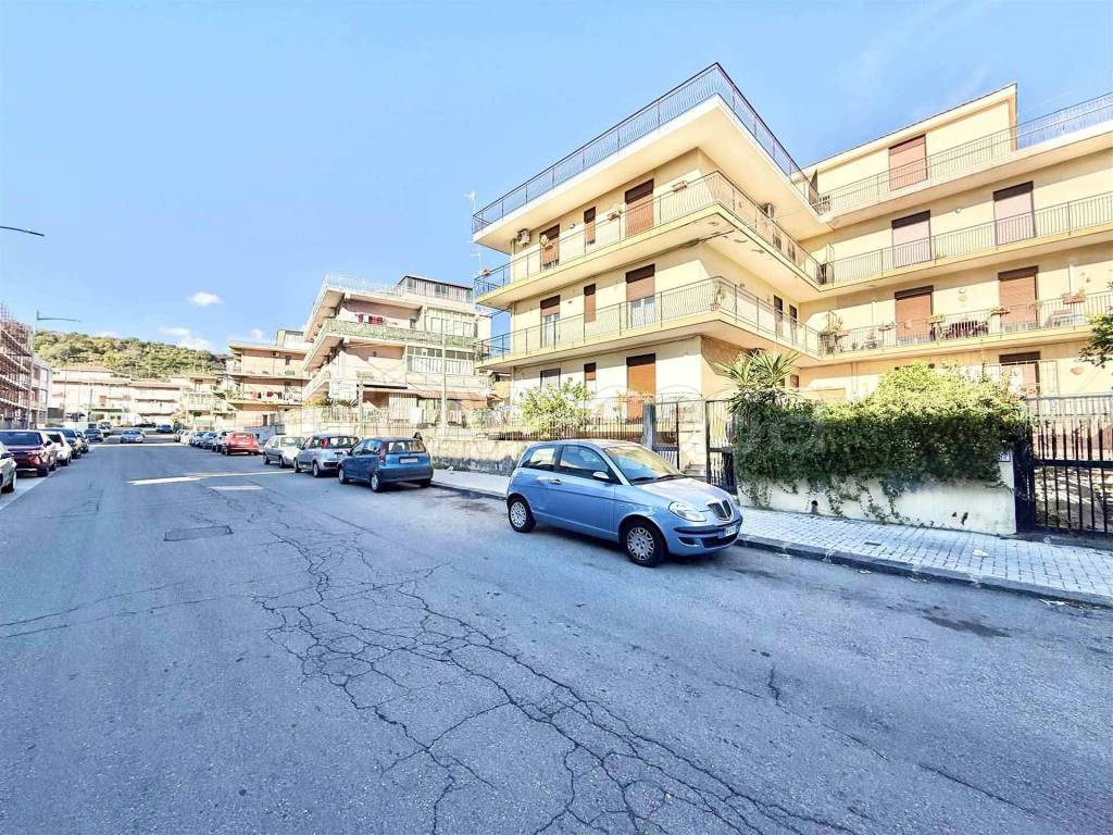 appartamento in vendita ad Aci Catena