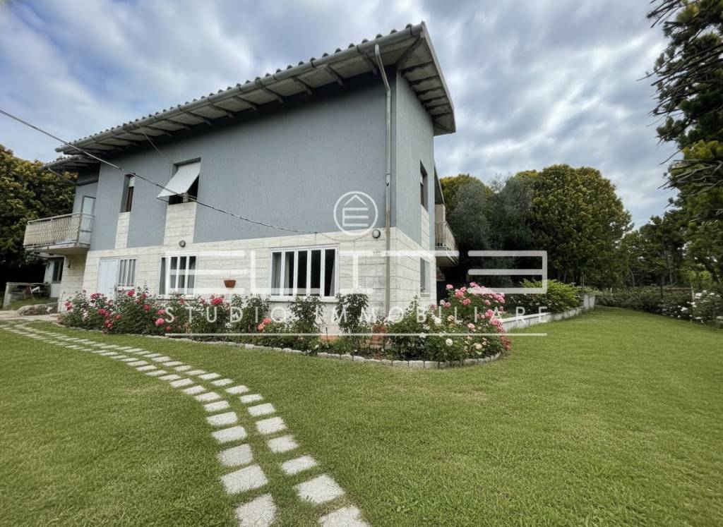 casa indipendente in vendita ad Ancona in zona Candia