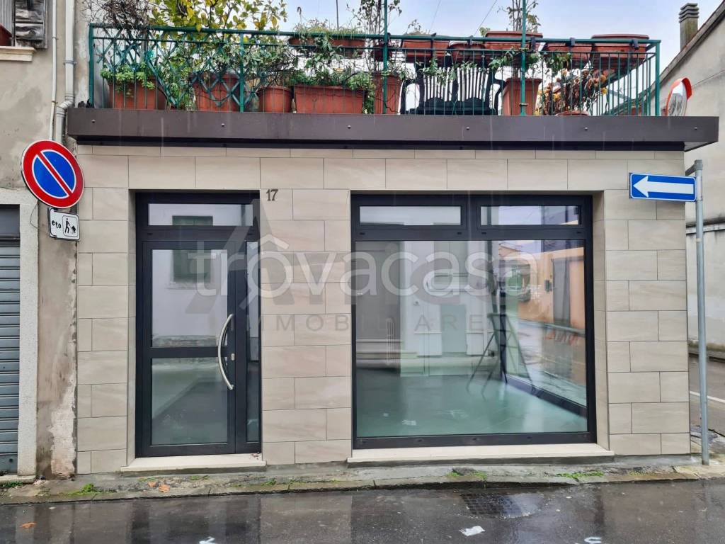 negozio in vendita ad Adria