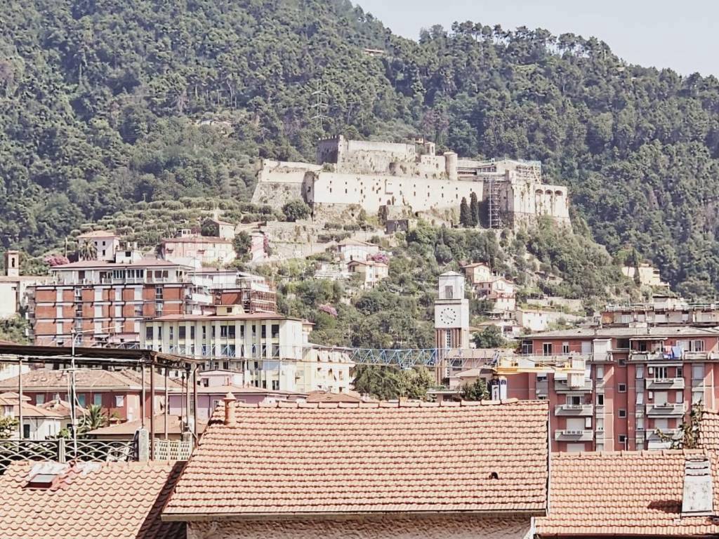 casa indipendente in vendita a Massa in zona Castagnola