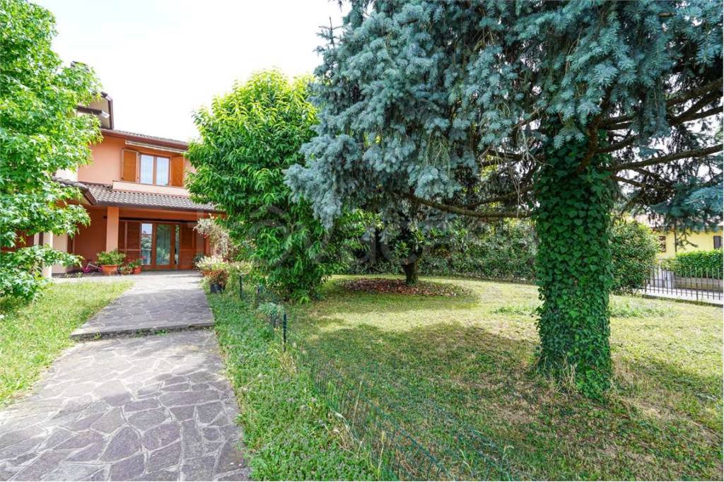 casa indipendente in vendita ad Azzano San Paolo