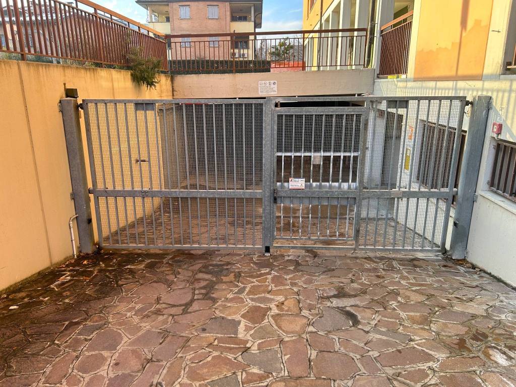 locale commerciale in affitto a Calderara di Reno