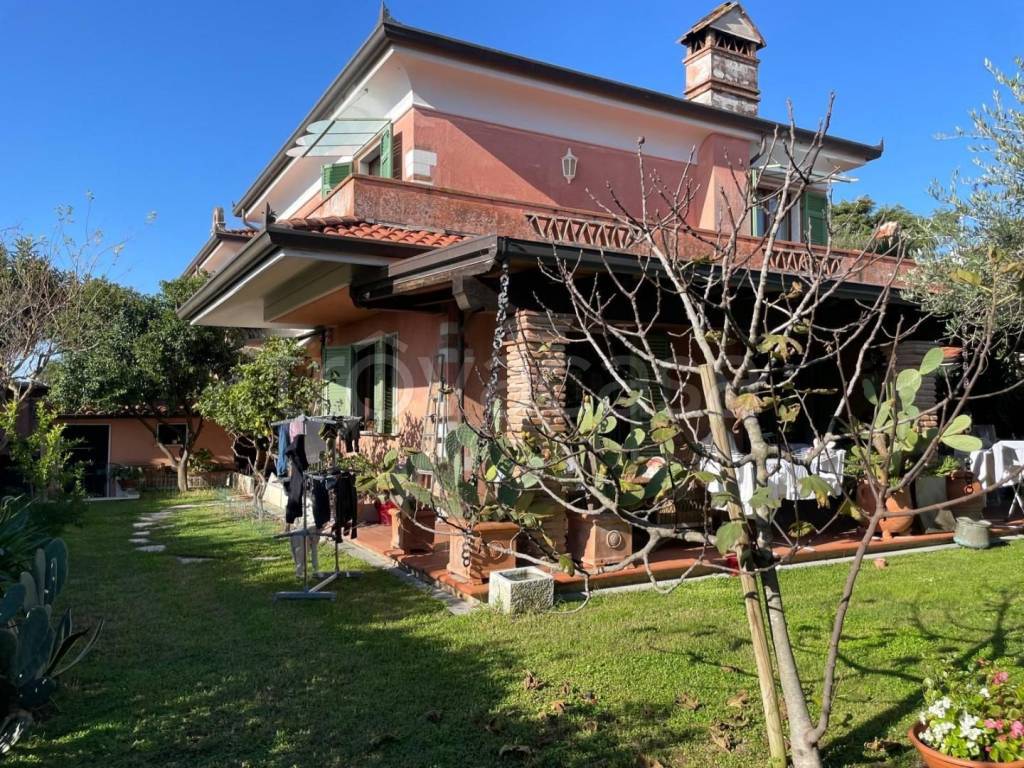casa indipendente in vendita a Carrara in zona Fossone