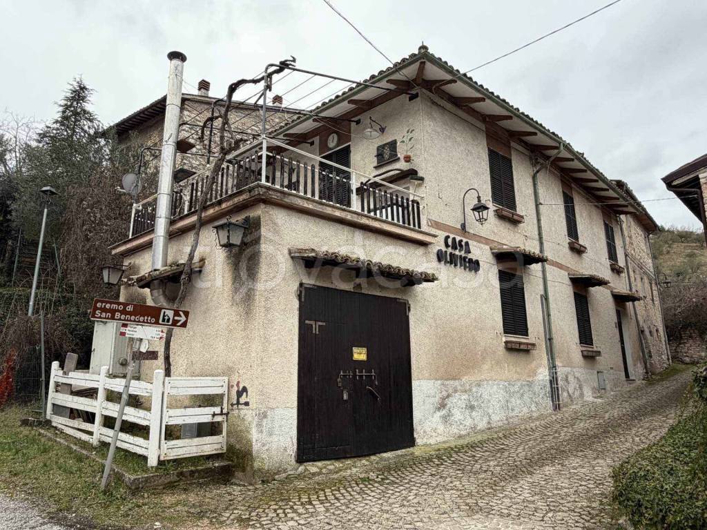 casa indipendente in vendita a Caldarola in zona Valcimarra