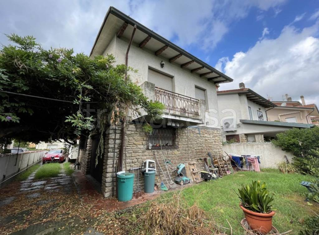 casa indipendente in vendita a Viareggio