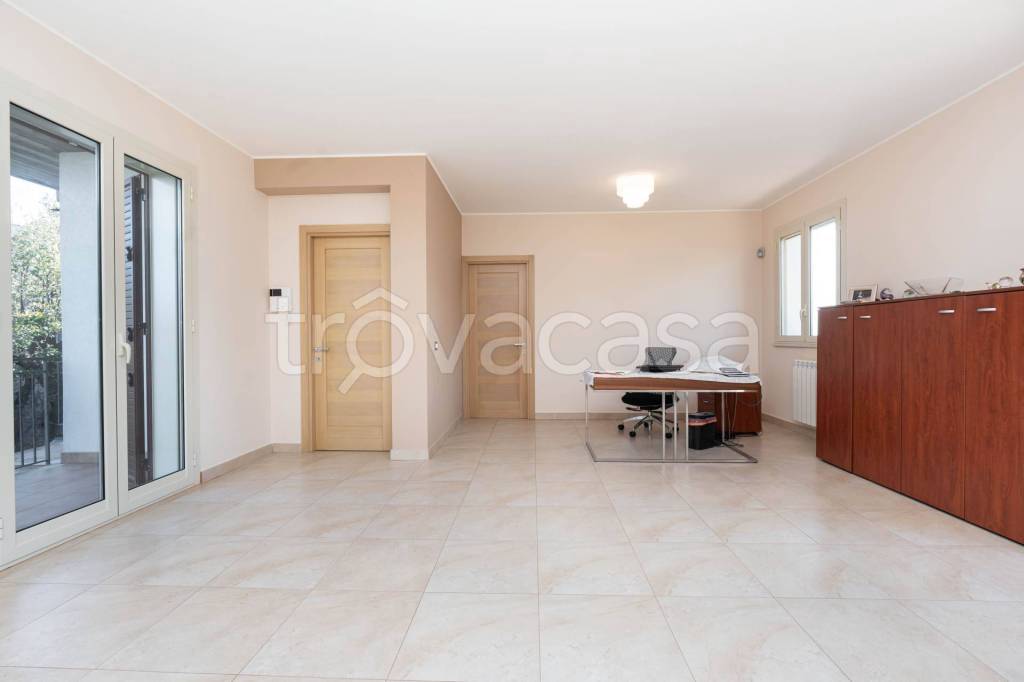 appartamento in vendita a Valverde(CT)