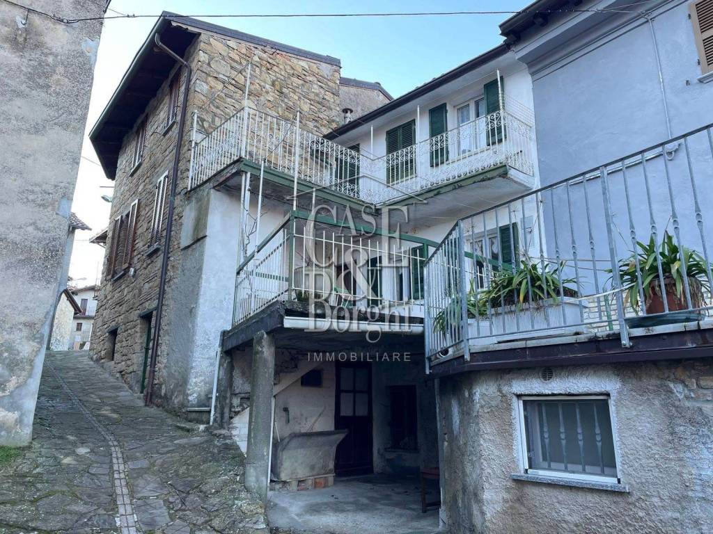 casa indipendente in vendita a Romagnese in zona Casa