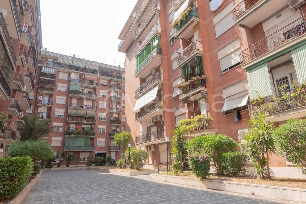 appartamento in vendita a Roma in zona Cinecittà