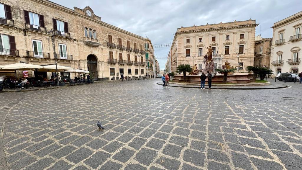 negozio in affitto a Siracusa in zona Isola Ortigia