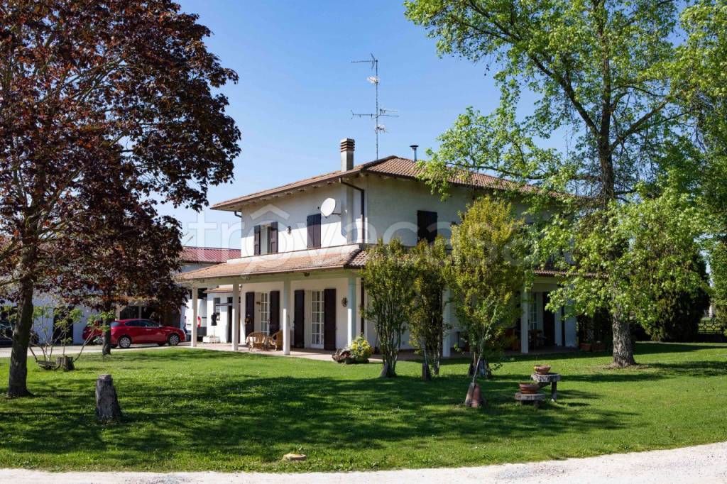 casa indipendente in vendita a Cento