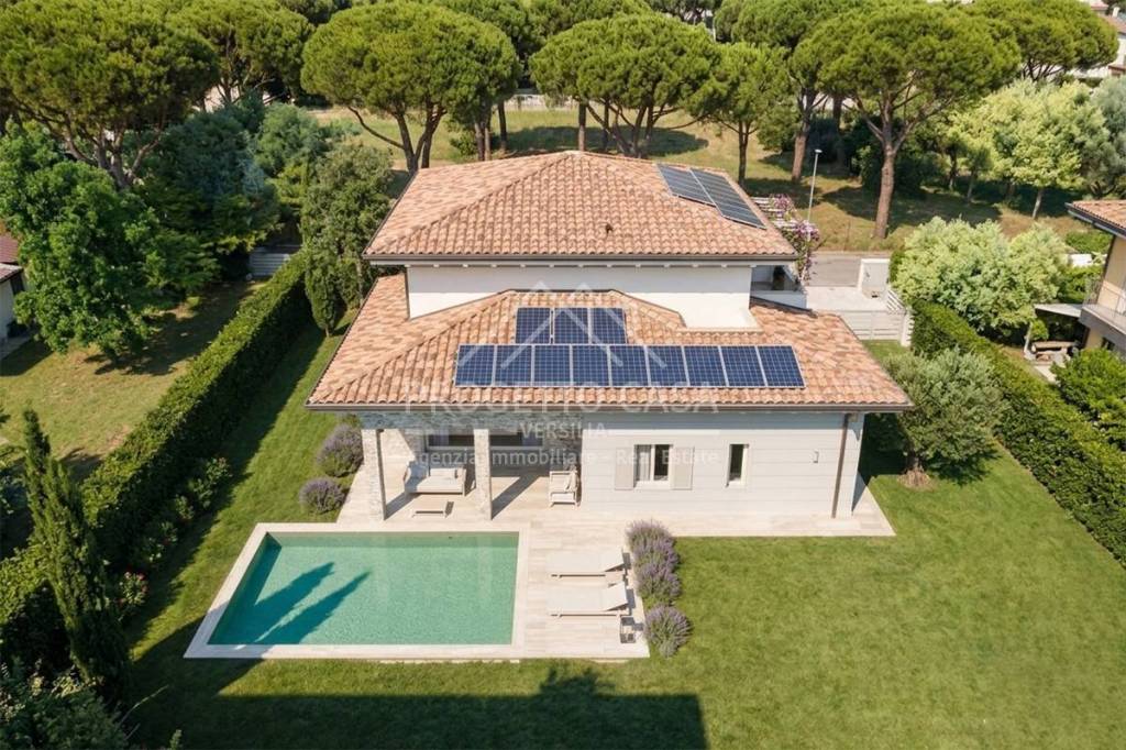 casa indipendente in vendita a Pietrasanta in zona Tonfano