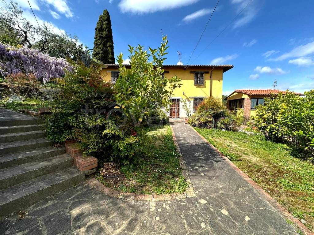 casa indipendente in vendita a Pescia