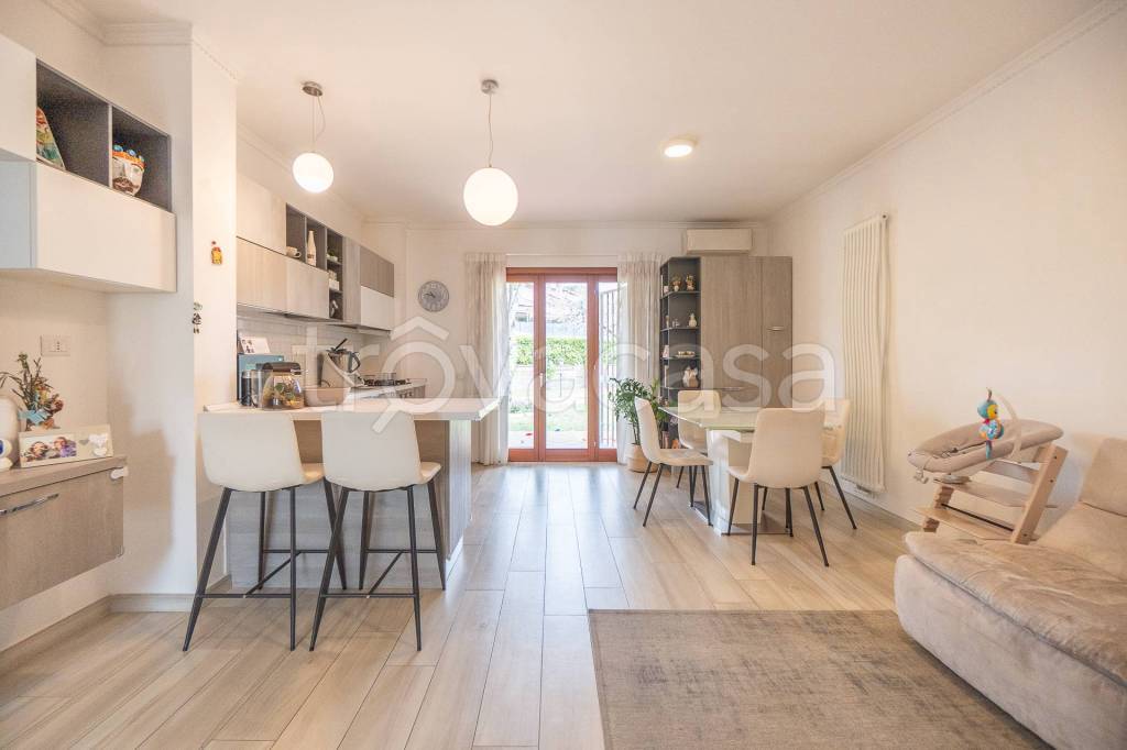 casa indipendente in vendita ad Albano Laziale in zona Cecchina