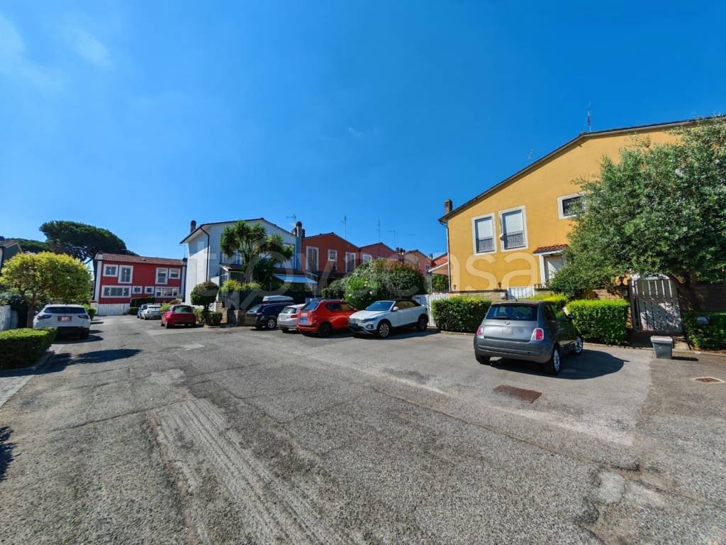 casa indipendente in vendita a Roma in zona Casal Palocco