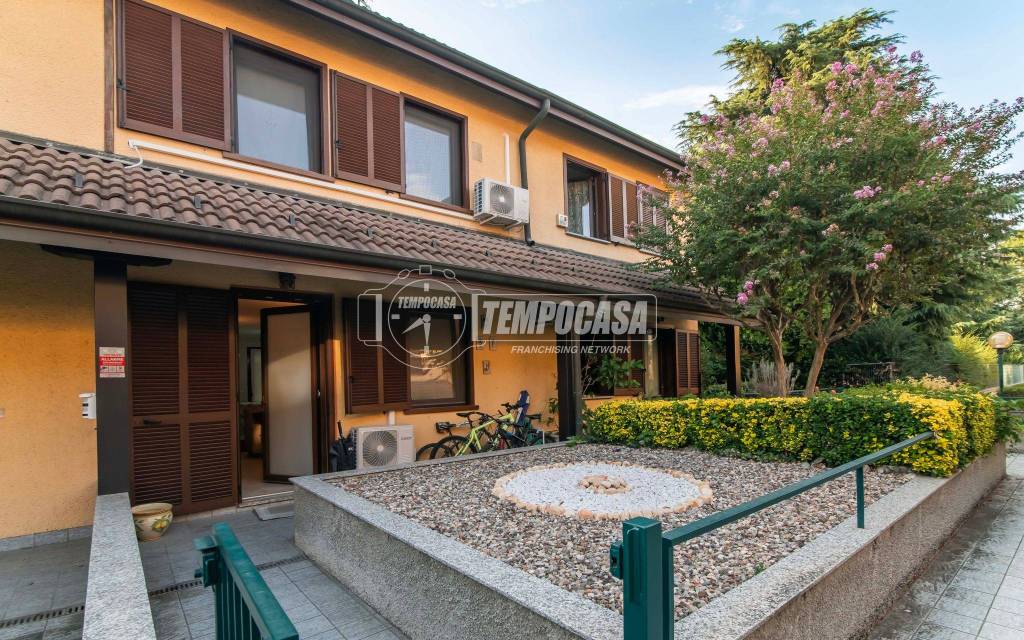 casa indipendente in vendita a Saronno