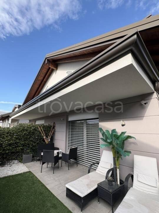 casa indipendente in vendita a Carate Brianza in zona Costa Lambro